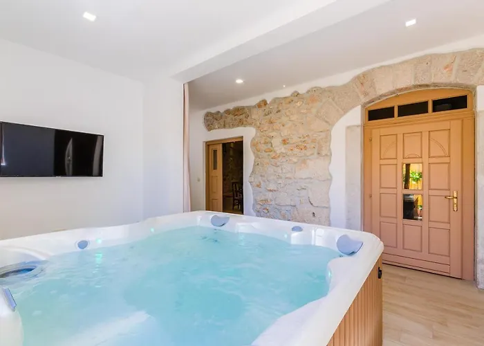 Villa Valentina - Luxurious For 9 People With Xxl Pool And Whirpool Bribir (Primorje-Gorski Kotar)