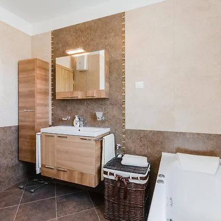 Valentina - Luxurious For 9 People With Xxl Pool And Whirpool Villa