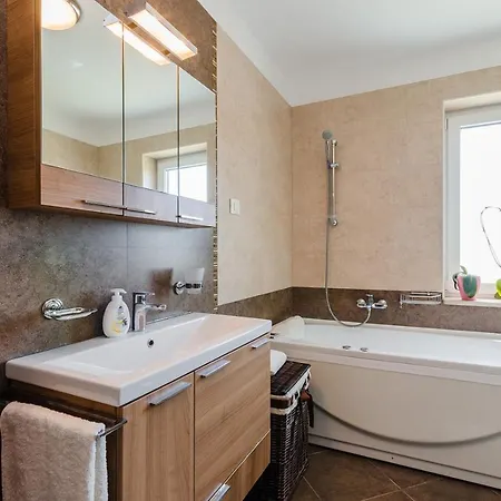 Valentina - Luxurious For 9 People With Xxl Pool And Whirpool Villa *