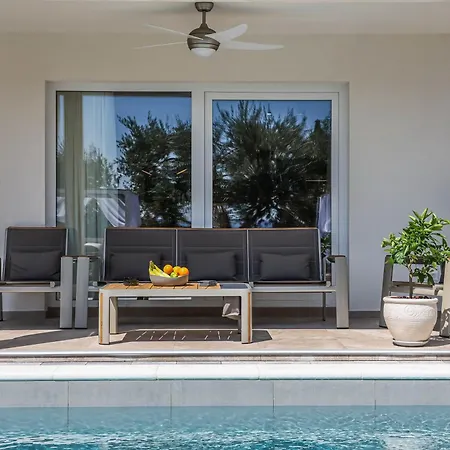 Valentina - Luxurious For 9 People With Xxl Pool And Whirpool