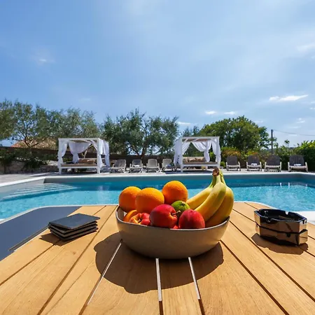 Valentina - Luxurious For 9 People With Xxl Pool And Whirpool *