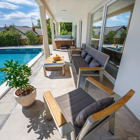 Valentina - Luxurious For 9 People With Xxl Pool And Whirpool