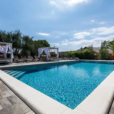 Valentina - Luxurious For 9 People With Xxl Pool And Whirpool