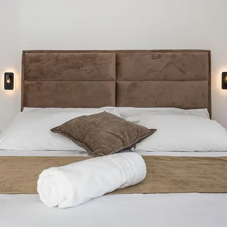 Valentina - Luxurious For 9 People With Xxl Pool And Whirpool