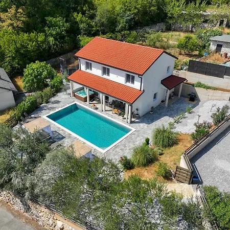 Valentina - Luxurious For 9 People With Xxl Pool And Whirpool