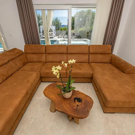 Valentina - Luxurious For 9 People With Xxl Pool And Whirpool
