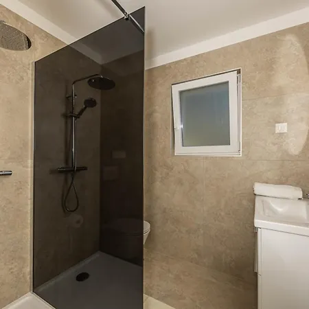 Valentina - Luxurious For 9 People With Xxl Pool And Whirpool Bribir (Primorje-Gorski Kotar)