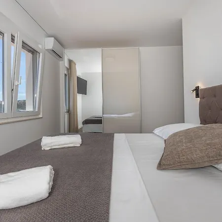 Vila Valentina - Luxurious For 9 People With Xxl Pool And Whirpool