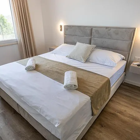 Valentina - Luxurious For 9 People With Xxl Pool And Whirpool