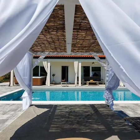 Valentina - Luxurious For 9 People With Xxl Pool And Whirpool *