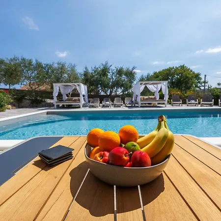 Valentina - Luxurious For 9 People With Xxl Pool And Whirpool * Брибир